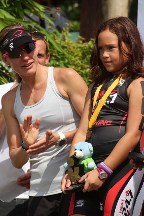 Pete Jacobs & Caroline Steffen support the young Triathletes at Philippines 70.3