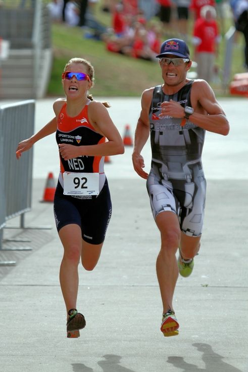 Courtney Atkinson and Rachel Klamer win Nepean Triathlon 2012