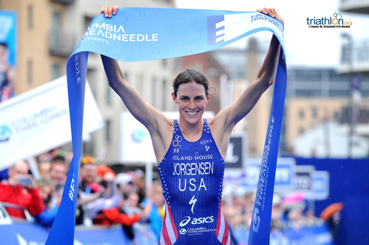 Gwen Jorgensen (USA) takes title at 2016 Columbia Threadneedle World Triathlon Leeds