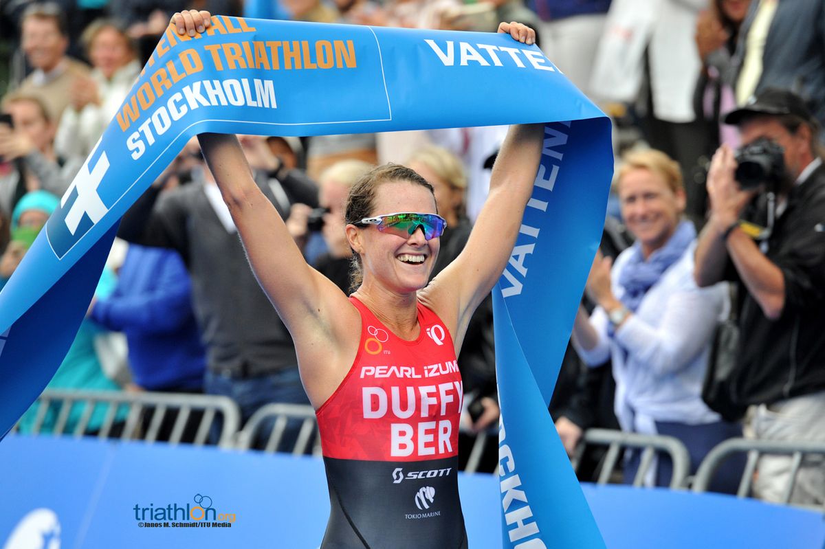 Flora Duffy (BER) earns first-career gold at the 2016 Vattenfall World Triathlon Stockholm