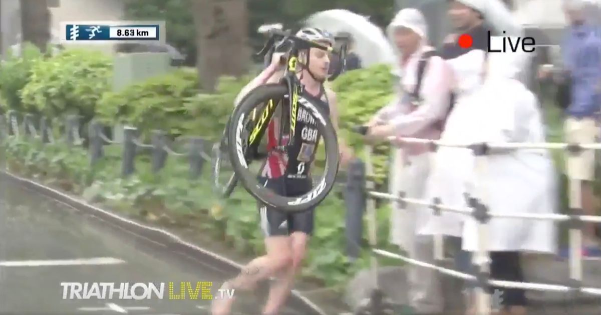 ITU Moments of 2017: Jonny Brownlee Crashes Bike in Yokohama, Carries It to T2