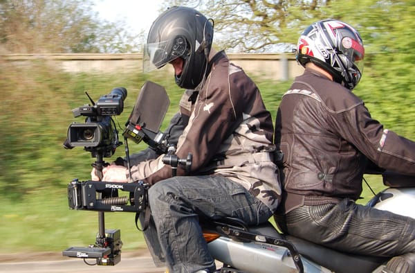 Does having a lead moto provide drafting rider performance?